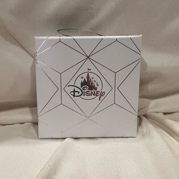 Disney Store X Tinker Bell Necklace and Earrings Box Gift Set NWT 🧚 Peter Pan - Picture 4 of 5